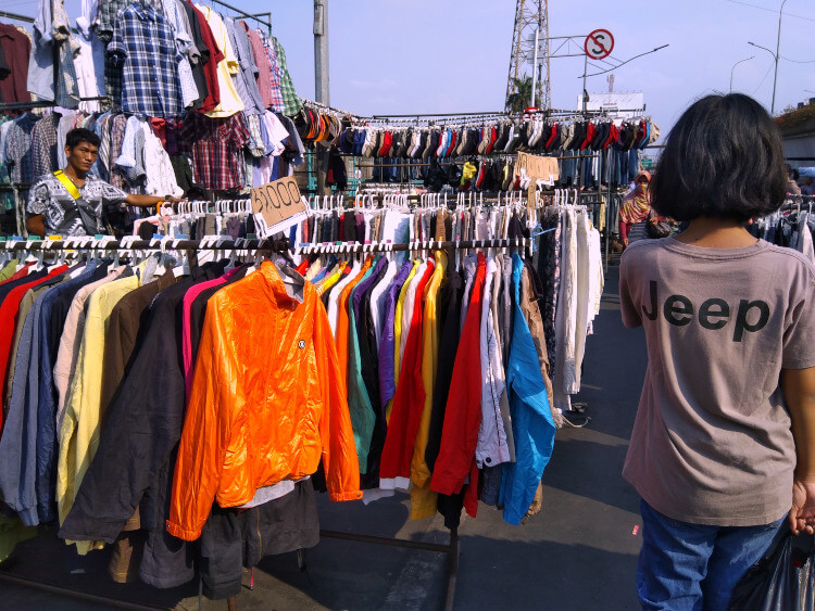 Belanja Baju Bekas di Pasar Senen Blok III Jakarta Pusat