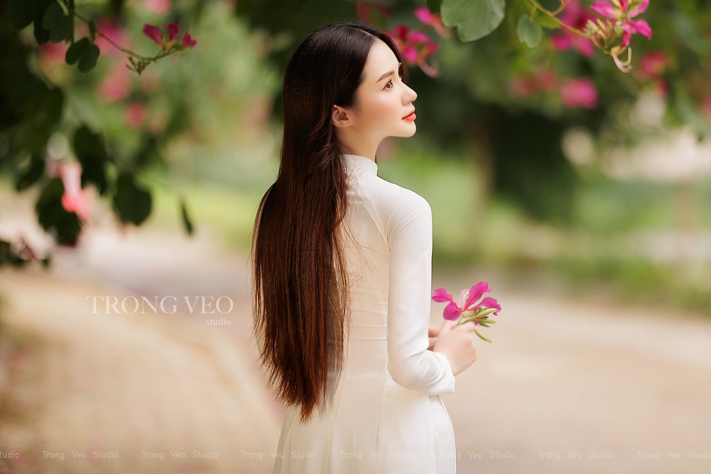 Ngắm vẻ đẹp tinh khôi của hoa khôi Minh Tâm đẹp như hoa trong tà áo dài trắng