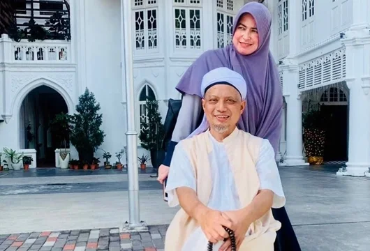 Sudah Keluar RS, Ustaz Arifin Ilham Berjemur Ditemani Istri