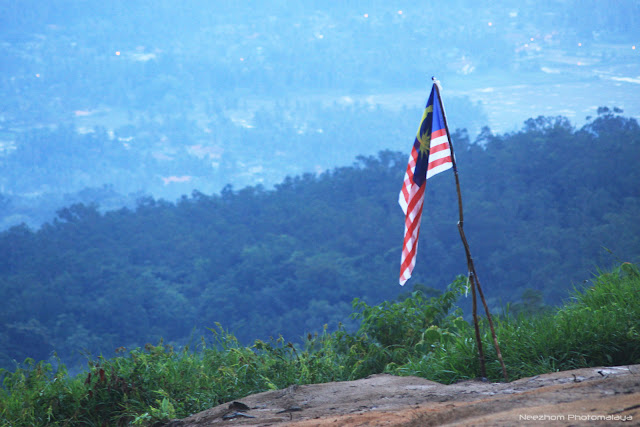 Bendera Malaysia di puncak Bukit Maras