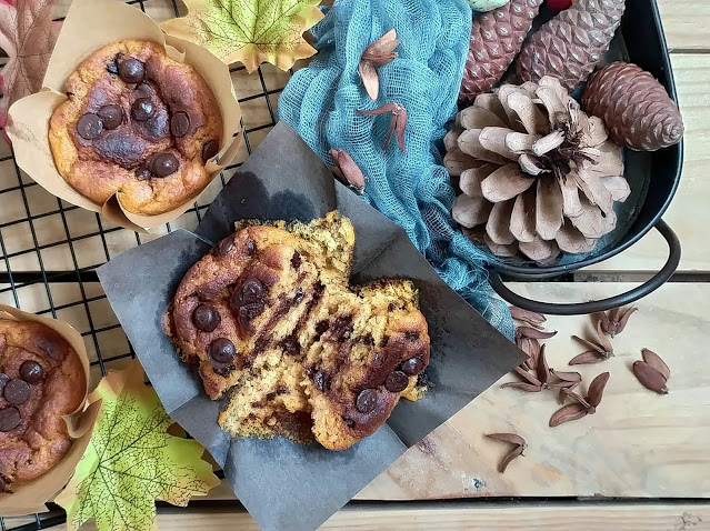 Muffins de boniato asado y avena con chocolate. Receta saludable. Desayuno, merienda, postre fácil, sencillo, rápido. Dulces de otoño. Con horno. Cuca