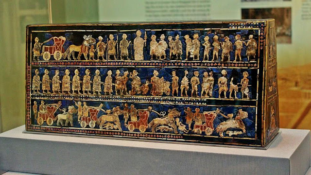 Stendardo di Ur, 2500 a.C. Legno intarsiato con lapislazzuli, conchiglie e calcare rosso, 20x48 cm. Londra, British Museum.