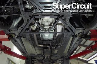 SUPERCIRCUIT Front Lower Brace installed to the front chassis of the Ford Mustang 2.3T.
