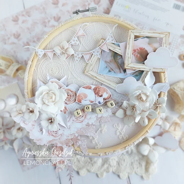 Tamborek do pokoju dziecka z papierów do scrapbookingu Lemoncraft Dekoracyjny tamborek ze zdjęciami maluszka - dekoracja do pokoju dziecka