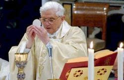 Imagen en la que aparece el Papa Benedicto 16 consagrando en el altar