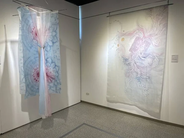 ▲展出臺灣染織文化創意協會27位會員的61件各具特色的染織作品。（圖／記者林明佑攝）