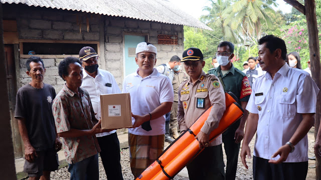   Wabup Ipat Sambangi Korban Longsor  Medewi