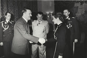 Hanna Reitsch siendo condecorada por Hitler