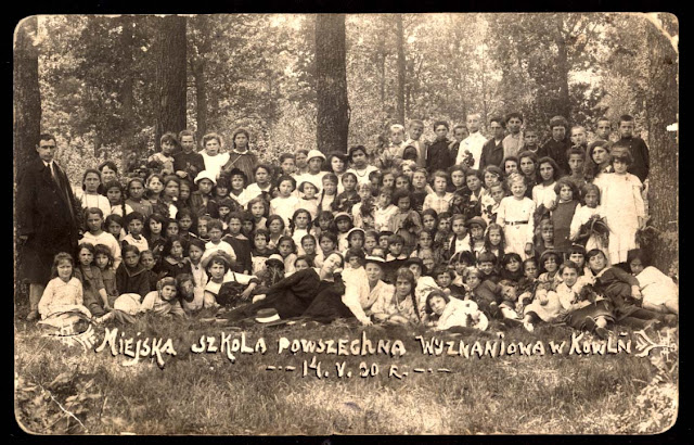 1920. Ковель. "Рембрандт", Геллера Б, Луцкая 53 / Kowel, Poland, A class photograph. Perla Rosenzweig is seen third from left in the middle row, 1920.