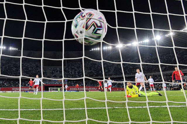 Samir Ujkani, el portero kosovar, contempla desolado como el balón enviado por Dani Olmo se aloja en la red. SELECCIÓN DE ESPAÑA 3 SELECCIÓN DE KOSOVO 1. 31/03/2021. Copa del Mundo de Catar 2022, fase de clasificación, grupo B, jornada 3. Sevilla, España, estadio de La Cartuja. GOLES: 0-1: 33’, Dani Olmo. 2-0: 37’, Ferran Torres. 2-1: 70’, Halimi. 3-1: 75’, Gerard Moreno.