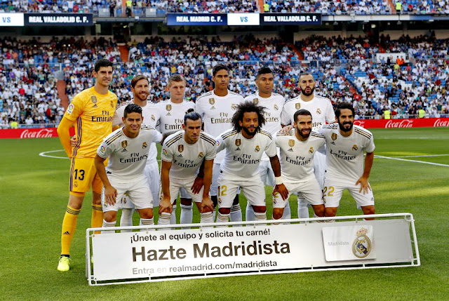 REAL MADRID C. F. Temporada 2019-20. Courtois, Sergio Ramos, Kroos, Varane, Casemiro y Benzema. James Rodríguez, Bale, Marcelo, Carvajal e Isco. REAL MADRID C. F. 1 REAL VALLADOLID C. F. 1. 24/08/2019. Campeonato de Liga de 1ª División, jornada 2. Madrid, España, estadio Santiago Bernabeu (63.037 espectadores). GOLES: 1-0: Karim Benzema (81’). 1-1: Sergi Guardiola (88’). ALINEACIÓN: Courtois; Dani Carvajal, Varane, Sergio Ramos, Marcelo; James Rodríguez (Vinicius 56'), Casemiro, Kroos; Bale, Benzema (Lucas Vázquez 90') e Isco (Jovic 68'); entrenador: Zinedine Zidane.