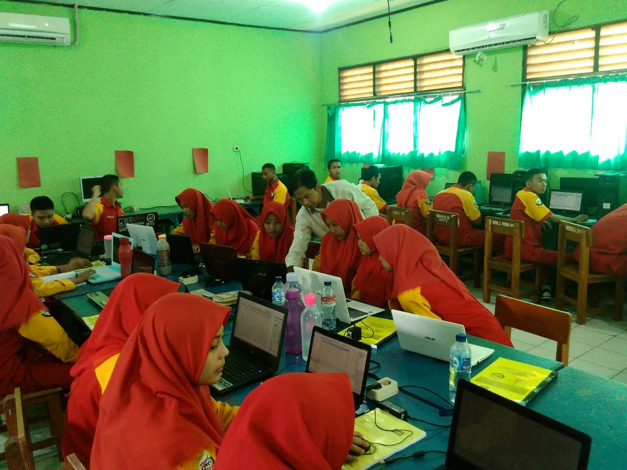 Guru Tamu Dari Industri - SMKN 2 Kota Bekasi