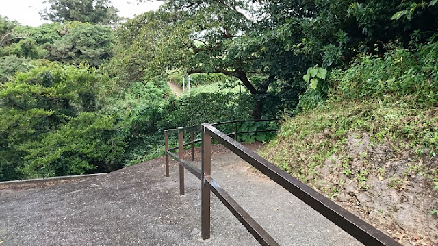 前川樋川と前川民間防空壕の写真