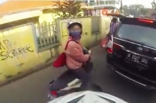 NGERI! Video Cewek Nyrobot Saat Macet, Diingatkan Malah NGAMUK!!