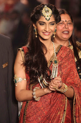 Sonam Kapoor Sizzling walk of IIJW-2013 Grand Finale in Saree