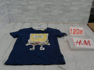 中古品　子供服　１２０ｃｍ　H&M　スポンジボブプリント　ネイビー　半袖Tシャツ　２９８円