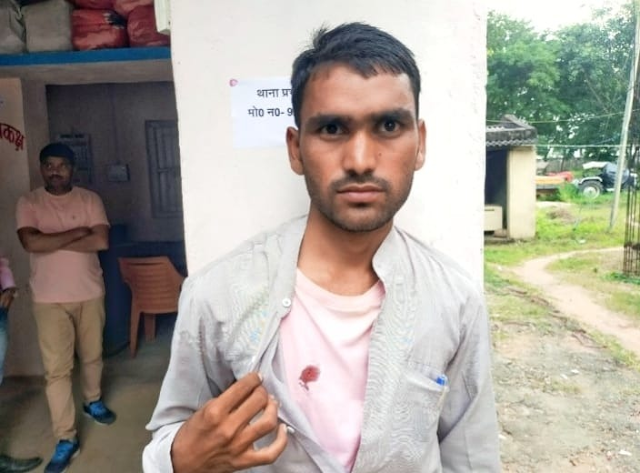  अज्ञात अपराधियों ने युवक पर चाकू से हमला कर 67920 नगद व मोबाइल के साथ बाइक का चाबी लेकर लूटेरे हुए फरार Report Brajesh Panday