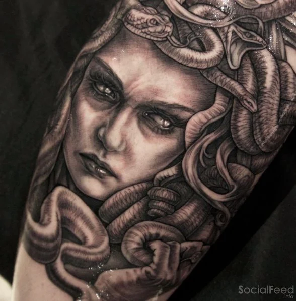 Tatuaje de Medusa de la mitología griega coj serpientes en la cabeza y mirada mortal