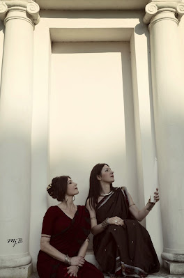 Danza Museo Etrusco MUSEO NAZIONALE ETRUSCO DI VILLA GIULIA   Performance di Danza Classica dell'India e Poesia  Marialuisa Sales  Danza Classica Bharata Natyam Neriene  Poesia su temi classici  Nell'ambito di "Eros & Kairós"  Primo Festival Internazionale  di Poesia al Femminile sabato 7 giugno 2014 Sabato 7 giugno 2014, nell'esclusiva cornice del Museo Etrusco di Villa Giulia, Marialuisa Sales e Neriene hanno condotto una performance rituale di danza sacra dell'India e poesia su temi classici dedicata all'Apollo di Veio, tra le opere più importanti ospitate nel prestigioso Museo. L'inno tradizionale danzato dedicato al Dio Vishnu, l'Apollo Hindu, è stato accompagnato dalla poesia "Ventuno Foglie d'Alloro", dedicata sempre al dio solare. La performance  si è conclusa con la danza sacra dedicata alla Saraswathi-Minerva del tantrismo. Foto: Maria Giuseppina Barbieri [MjB]