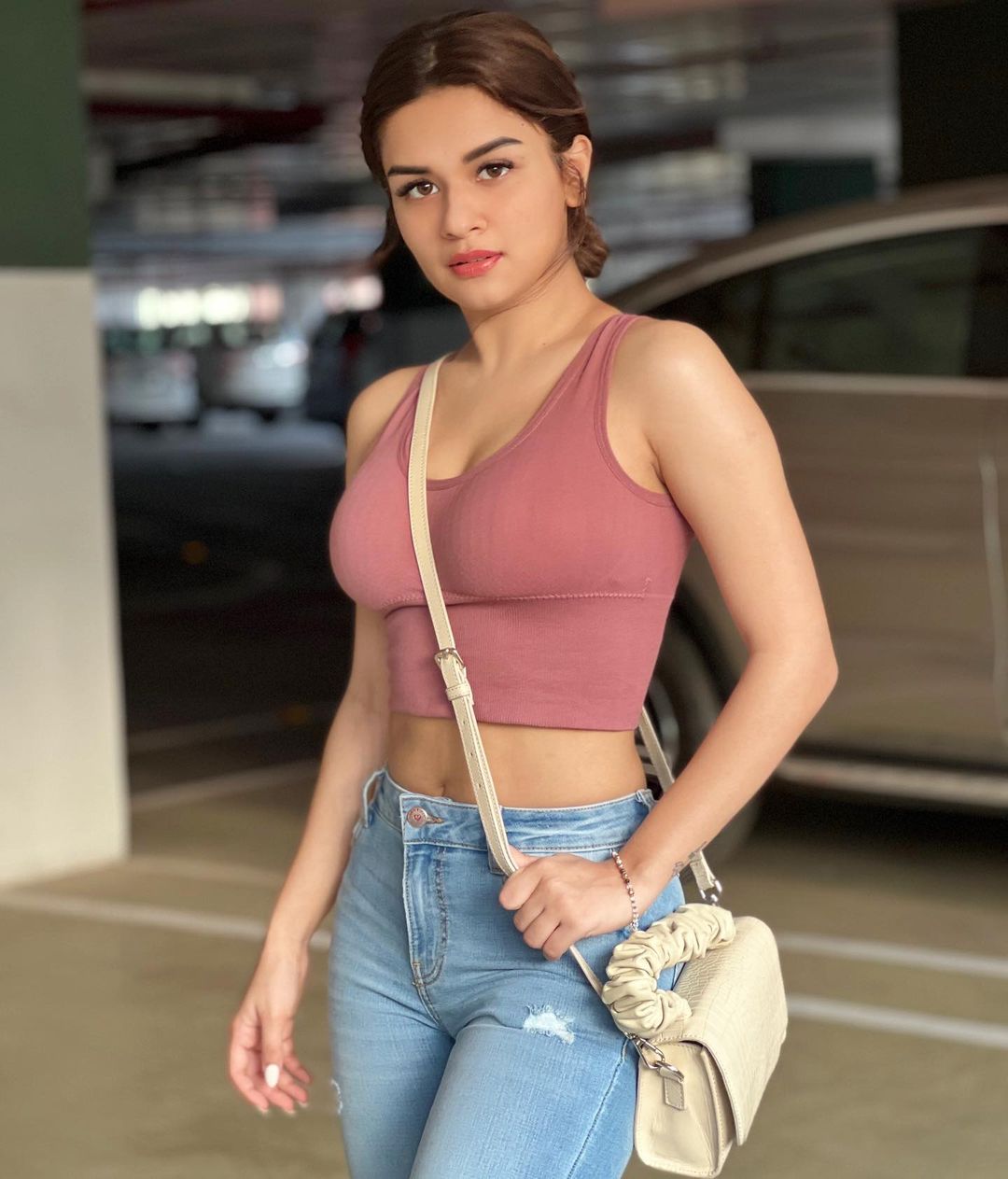 Avneet Kaur Hd Photos In Top And Jeans Hd Images 