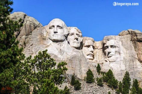 karya seni terkenal patung Mount Rushmore di Amerika Serikat