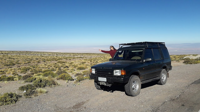 Nossa Land Rover Discovery nos levando para mais um passeio. Stephanie na janela.