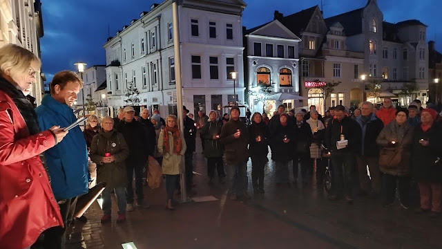 Wir drei auf der Treppe des Rathauses