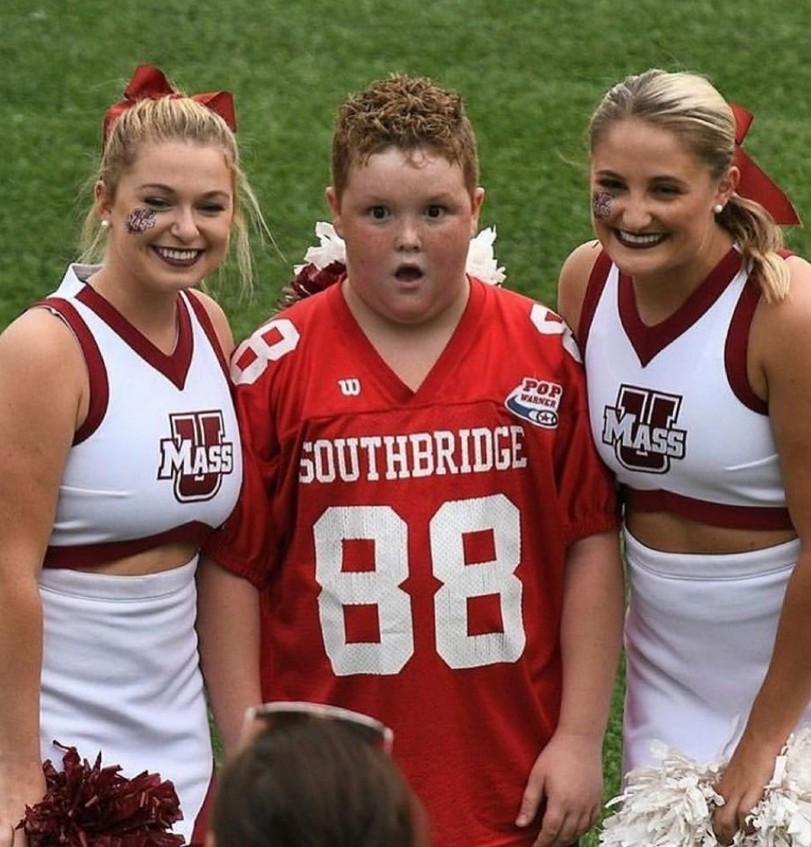 Dummer Gesichtsausdruck Junge Fotografie mit zwei Cheerleaderinnen Sport Sport