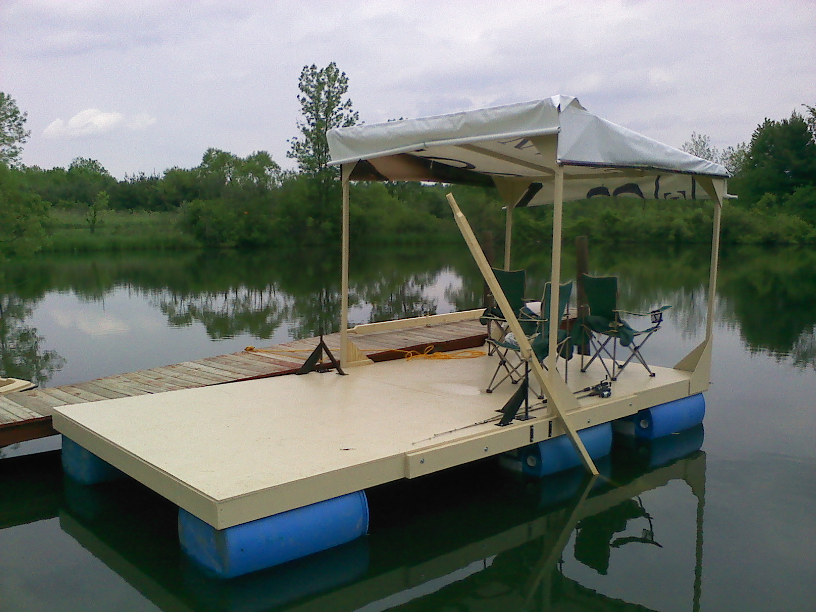  Tom Sawyer raft? I think it looks more like a wooden pontoon boat