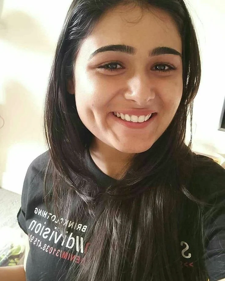 Shalini Pandey hot, Shalini Pandey Sexy, Shalini Pandey gorgeous looks, Shalini Pandey hottest looks, Shalini Pandey lovely smile, Shalini Pandey Cutest looks, Shalini Pandey sexy Nevel show