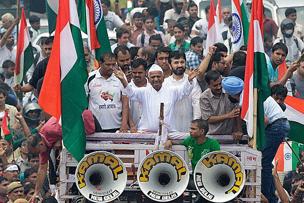 Anna Hazare Supporters Crowd in Delhi