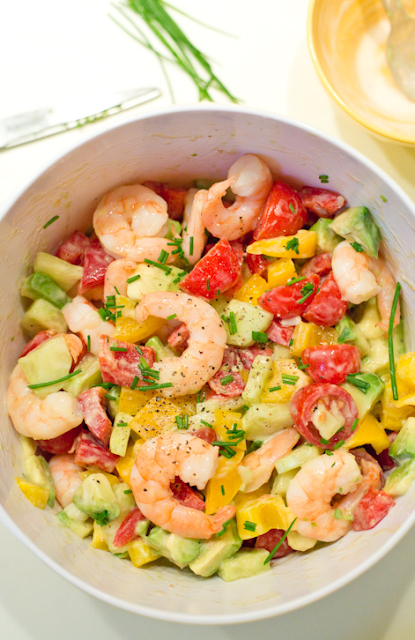 How to make summer salad with tomatoes, avocados and shrimp