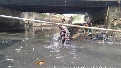 Satgas Citarum Sektor 21-13 Bersama Warga Pelopor Kebersihan bersihkan sungai Cibeureum