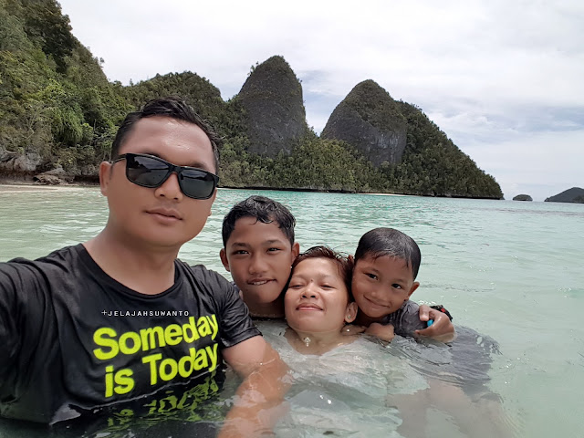 Salah satu aha momen traveling jelajahsuwanto, perairan Wayag, Raja Ampat | © jelajahsuwanto