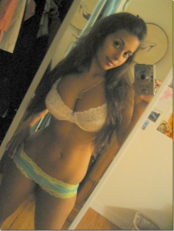hot-girls-showing-cleavage-3