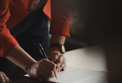 Mujer firmando un documento