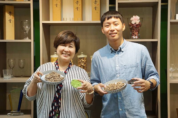 ▲大葉大學食生系李陳薳(右)在宋祖瑩教授(左)的指導下，用植物原料製作健康麵條。（圖／大葉大學提供）