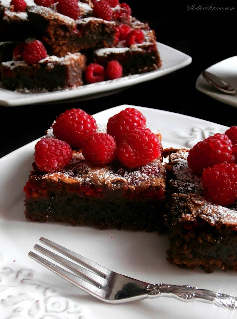 Ciasto Czekoladowe z Malinami (Brownies z Malinami) - Przepis - Słodka Strona