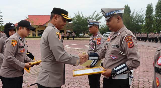 Bentuk Apresiasi, Kapolres Aceh Timur Beri Penghargaan Pada Anggota Berprestasi