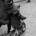 un petit garçon et son vélo