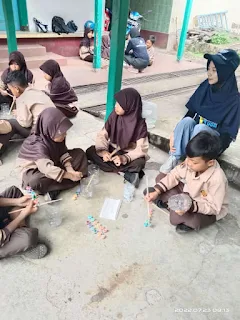 Ketika Anak-anak Berkebun dengan Botol Bekas