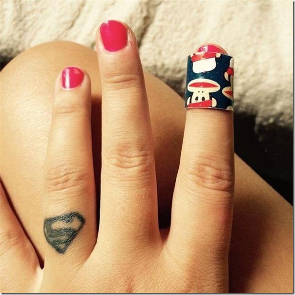 pequeño-icono-de-superman-estampado-en-el-dedo pequeño-icono-de-superman-estampado-en-el-dedo