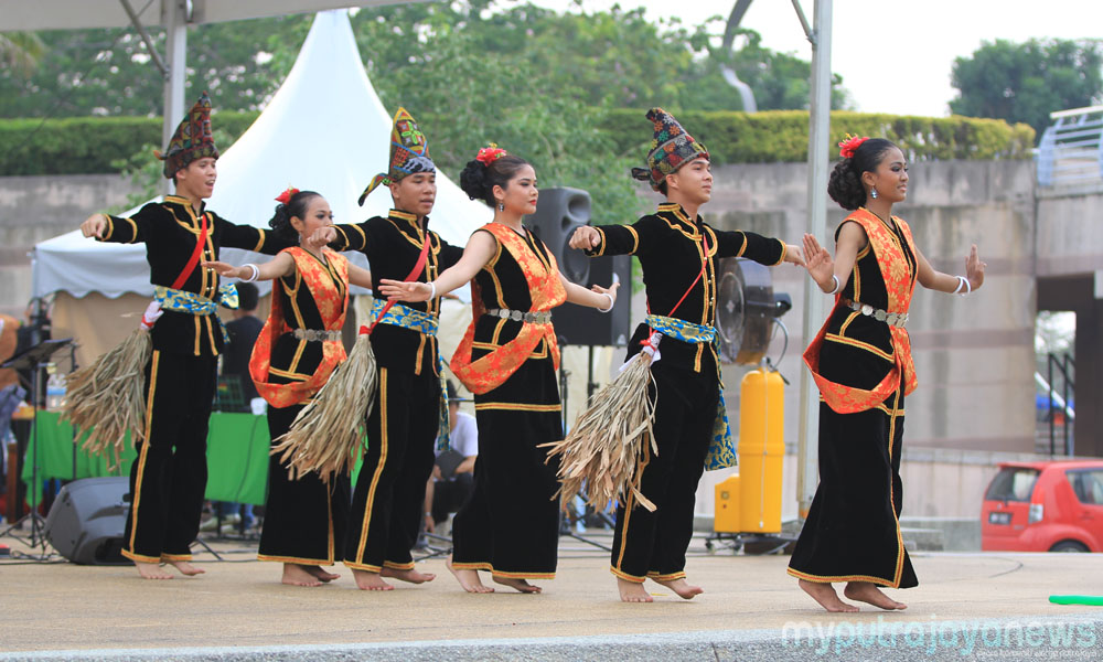Kelab Kebudayaan MRSM Mukah 2019 Tarian tradisional  yang 