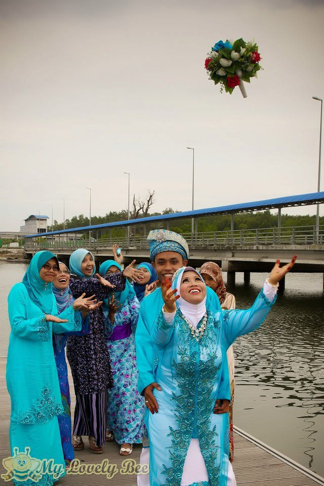 Hari Yang Biru Penuh Kebahagiaan