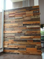 Revestimiento de paredes con maderas reutilizadas