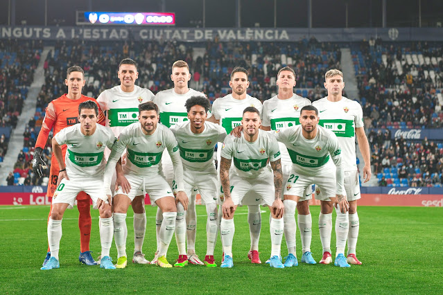 ELCHE C. F. Temporada 2021-22. Edgar Badía, Enzo Roco, Gerard Gumbau, Bigas, Guido Carrillo, Lucas Boyé. Pere MIlla, Antonio Barragán, Johan Mojica, Tete Morente, Omar Mascarell. LEVANTE U. D. 3 ELCHE C. F. 0 Viernes 25/02/2022, 21:00 horas. Campeonato de Liga de 1ª División, jornada 26. Valencia, estadio Ciutat de Valencia: 14.237 espectadores. GOLES: 1-0: 37’, Morales. 2-0: 67’, De Frutos. 3-0: 90’, Melero. ENTRENADORES: Levante UD: Alessio Lisci. Elche CF: Francisco. ÁRBITRO: Pablo González Fuertes, Comité de Asturias. EXPULSIONES: Gerard Gumbau (73’), del Elche CF.