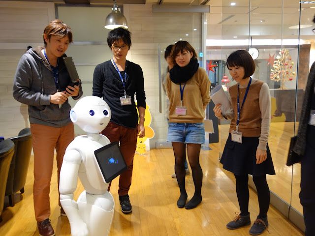 株式会社ドリコムで社員に遊んでもらっているPepper