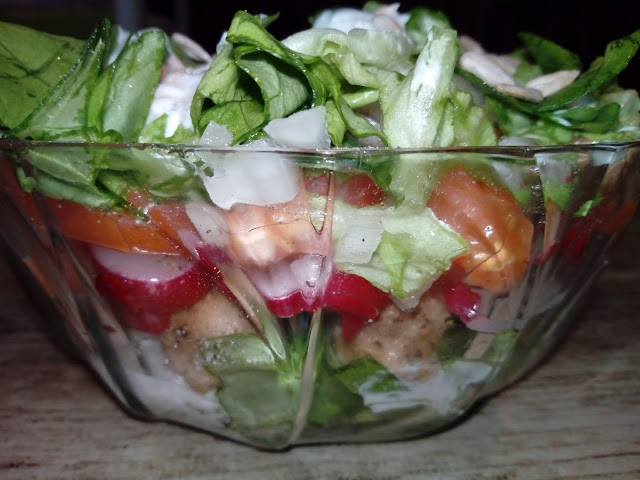 salatka z miesnymi kulkami salatka warstwowa salatka ze swiezych warzyw salatka w sosie czosnkowym salatka z miesem mielonym lekka salatka do pracy