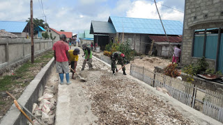 Babinsa Dukung Masyarakat Gelar Karya Bakti Pengecoran Akses Jalan Desa Alusi Batjasa