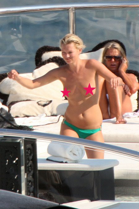 [gallery_main-0503_kate_moss_topless_03.jpg]